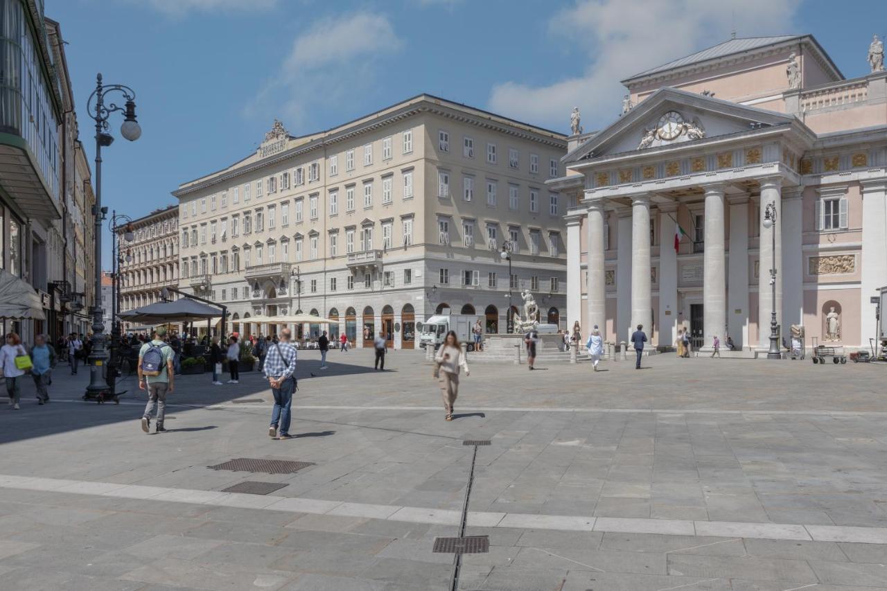 Charme Bukowski, A Trieste Centro Con Parcheggio Exterior photo